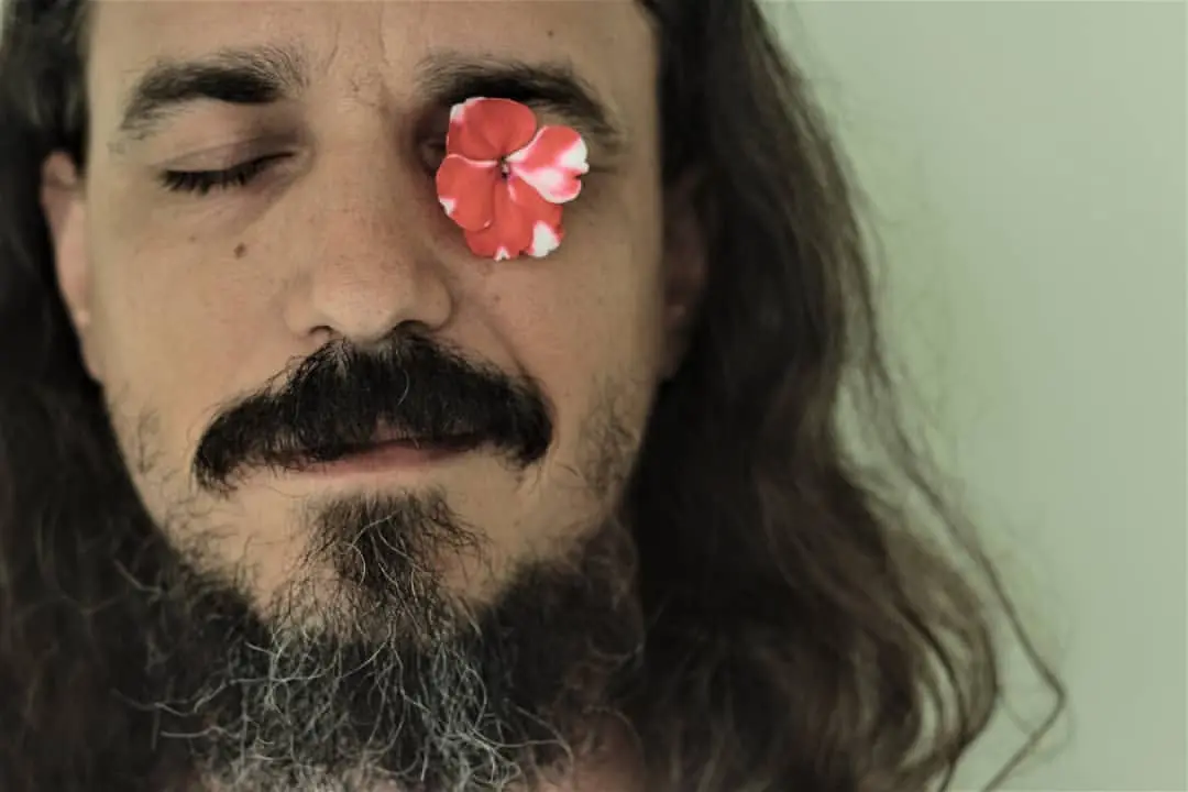 Rodolfo Minari com uma flor